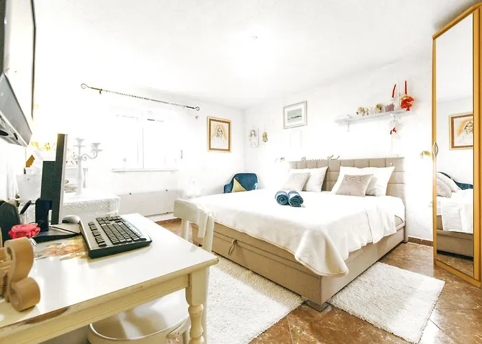 Modern In The Heart Of With Private Garden Σπλιτ